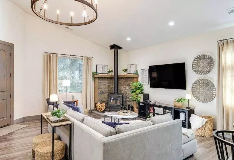 Game Room & Patio: Picturesque Home In Sonora