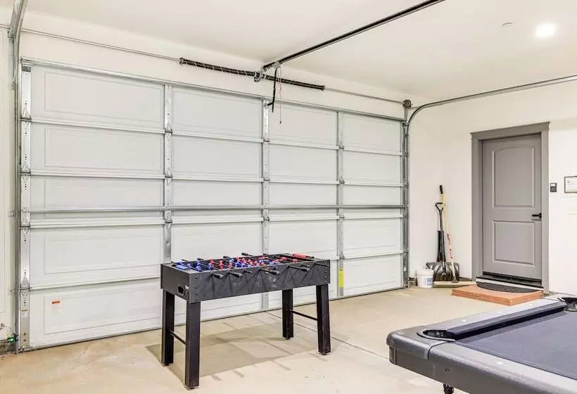 Game Room & Patio: Picturesque Home In Sonora