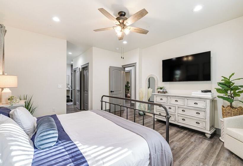 Game Room & Patio: Picturesque Home In Sonora