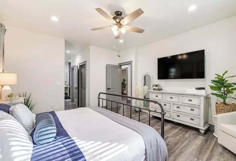 Game Room & Patio: Picturesque Home In Sonora