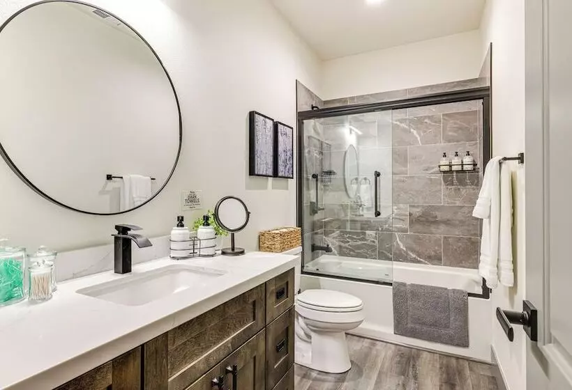 Game Room & Patio: Picturesque Home In Sonora