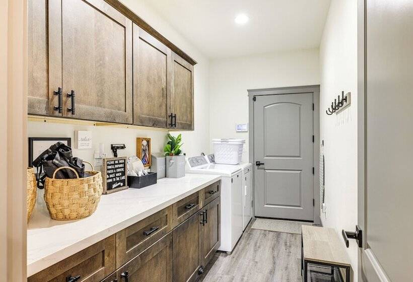 Game Room & Patio: Picturesque Home In Sonora