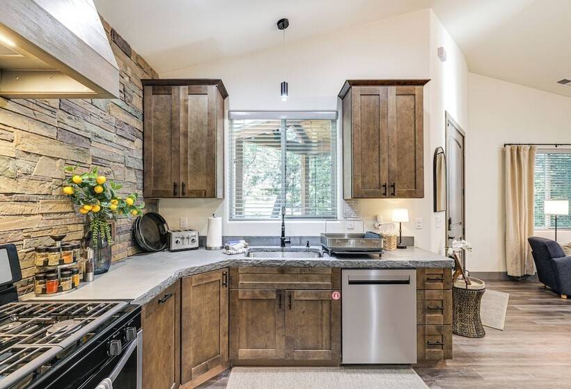 Game Room & Patio: Picturesque Home In Sonora