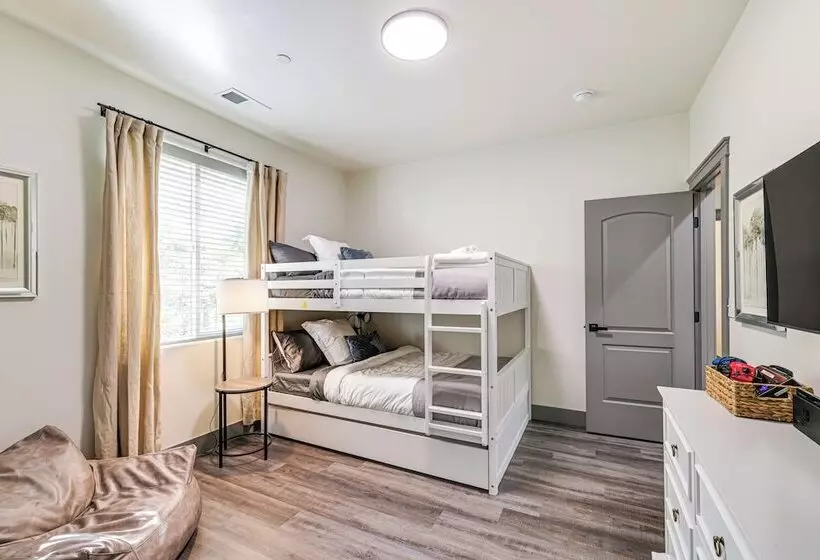 Game Room & Patio: Picturesque Home In Sonora