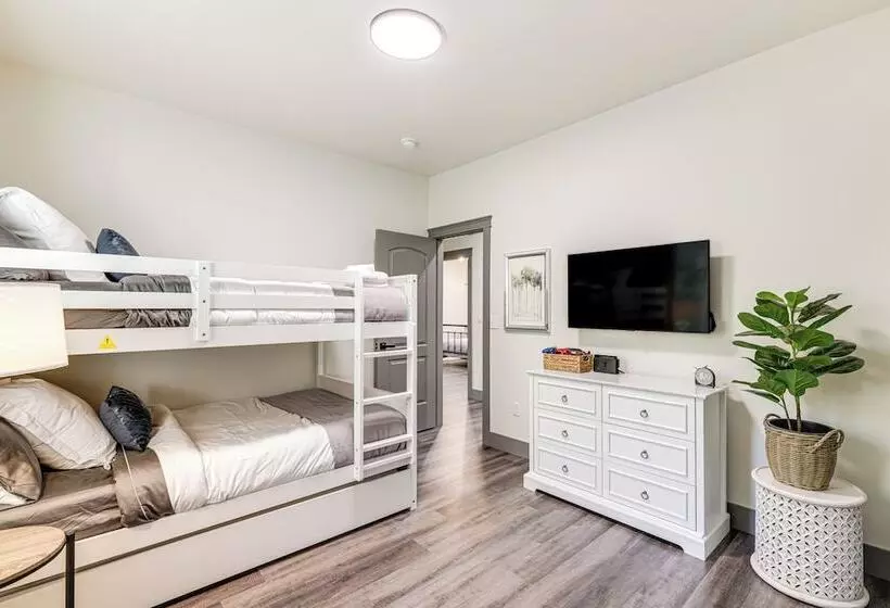 Game Room & Patio: Picturesque Home In Sonora