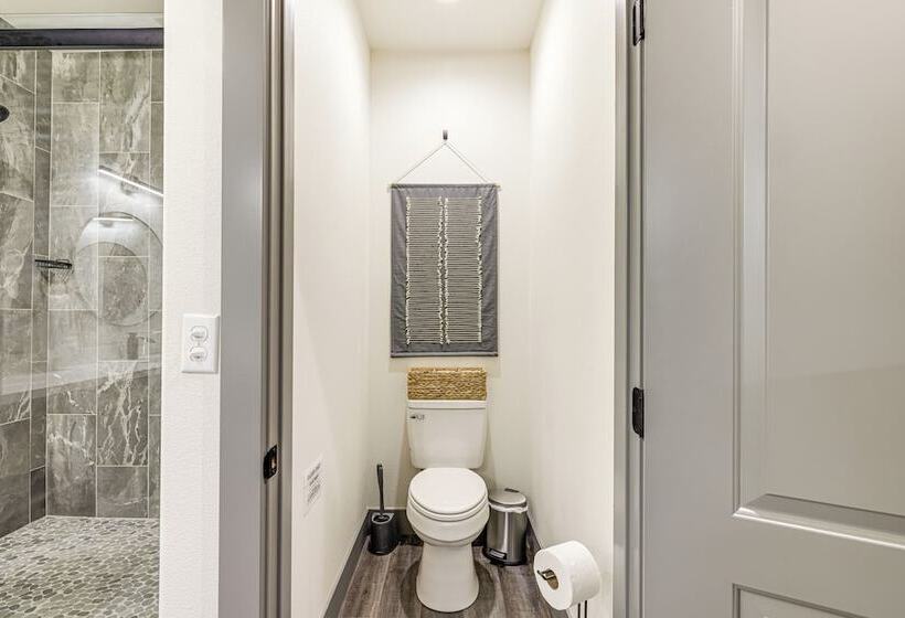 Game Room & Patio: Picturesque Home In Sonora