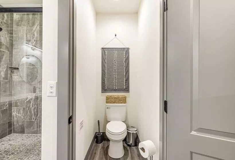 Game Room & Patio: Picturesque Home In Sonora