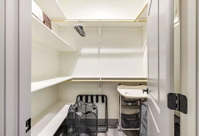 Game Room & Patio: Picturesque Home In Sonora