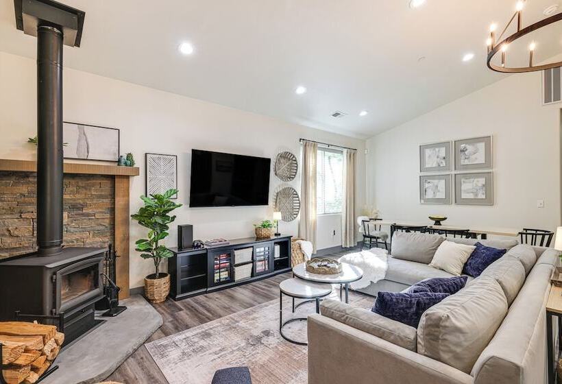 Game Room & Patio: Picturesque Home In Sonora