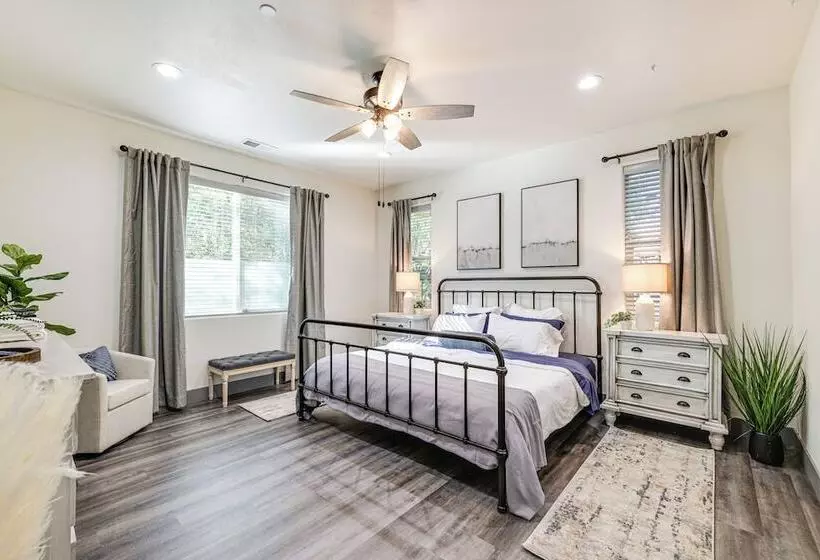 Game Room & Patio: Picturesque Home In Sonora