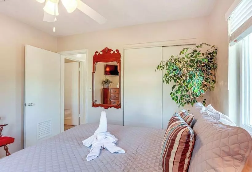 Sunny Port St Lucie Home: Lanai & Golf Course View