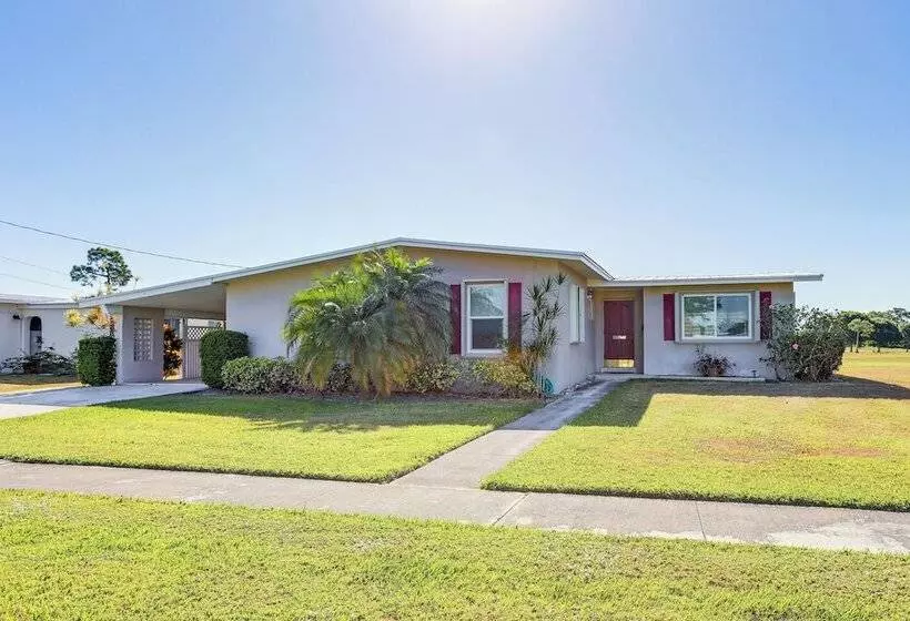 Sunny Port St Lucie Home: Lanai & Golf Course View