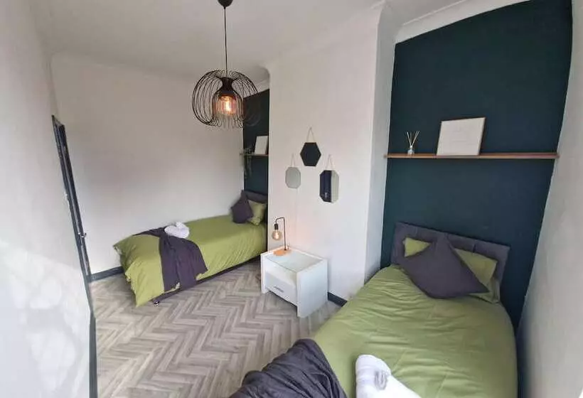 Residenssi Charming 4 Bed House In Wednesbury