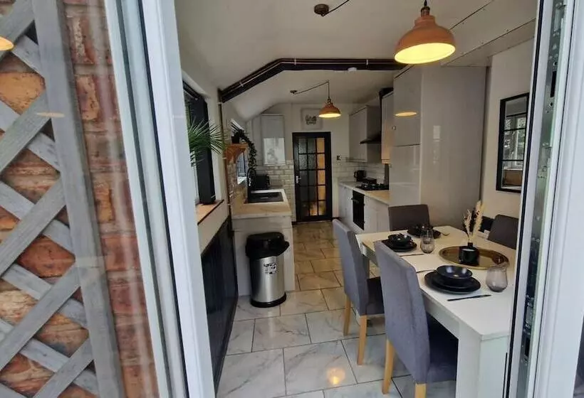 Residenssi Charming 4 Bed House In Wednesbury