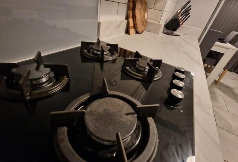 레지던스 Charming 4 Bed House In Wednesbury