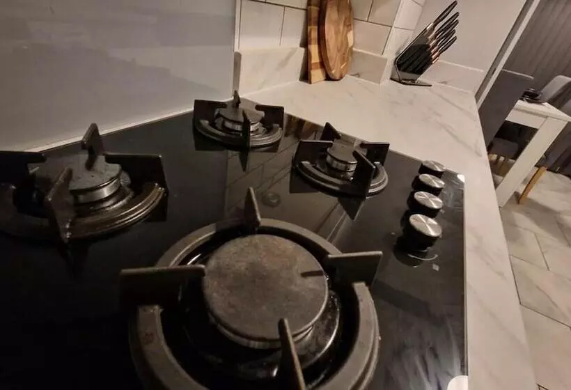 Residenssi Charming 4 Bed House In Wednesbury