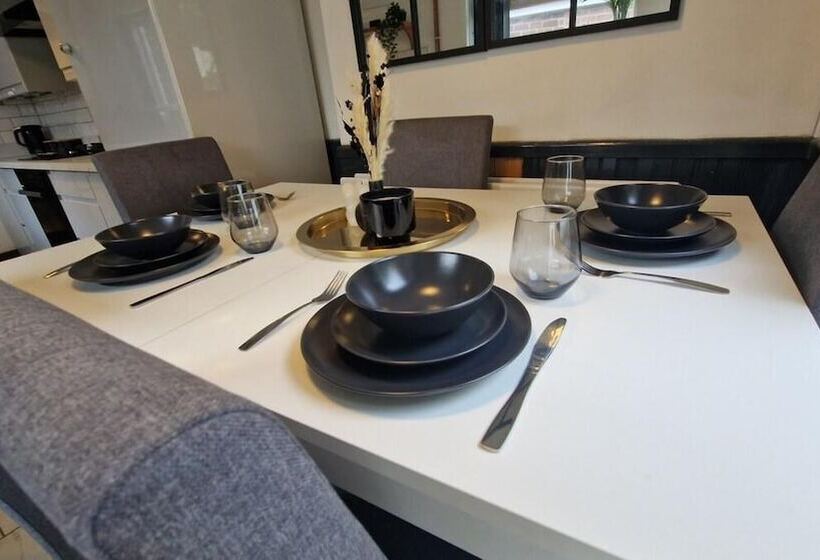 레지던스 Charming 4 Bed House In Wednesbury