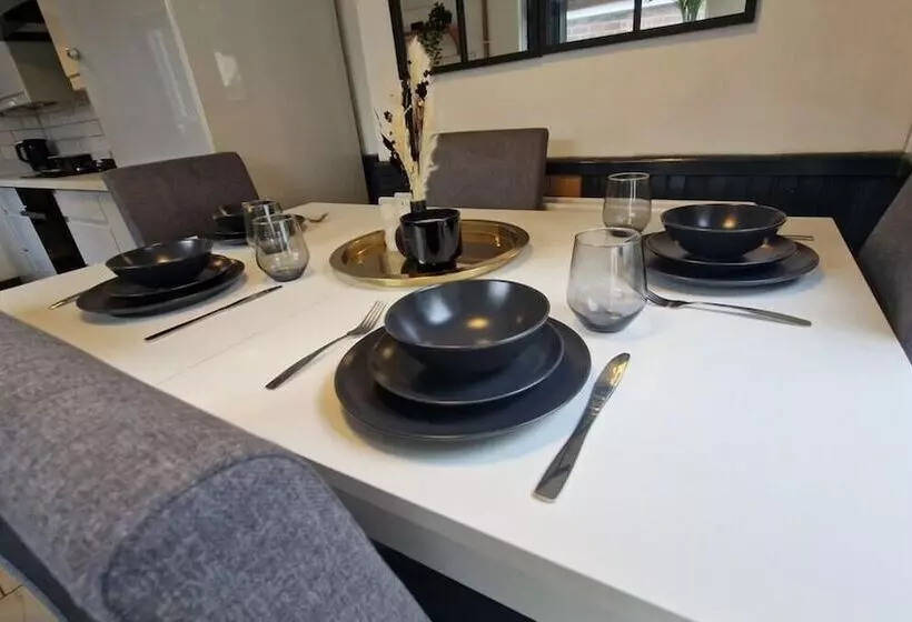 Residenssi Charming 4 Bed House In Wednesbury