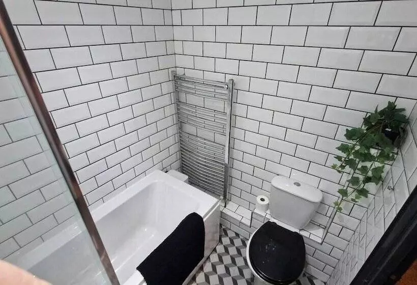 Residenssi Charming 4 Bed House In Wednesbury