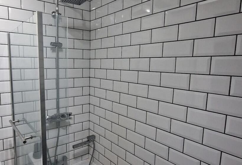 레지던스 Charming 4 Bed House In Wednesbury