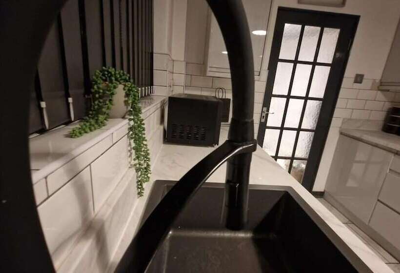 레지던스 Charming 4 Bed House In Wednesbury