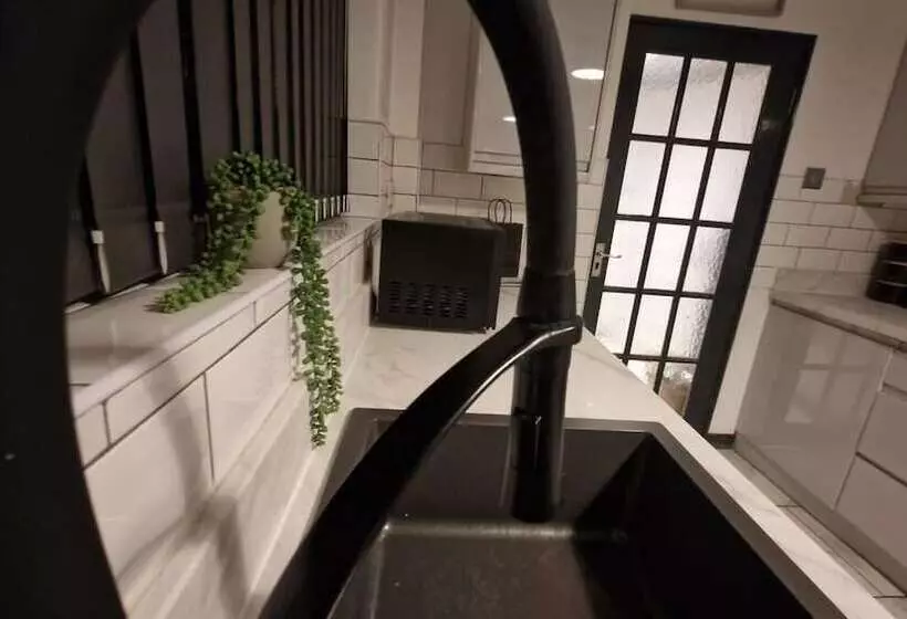 Residenssi Charming 4 Bed House In Wednesbury