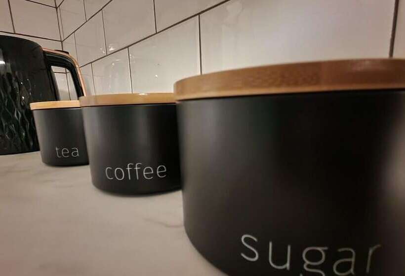 레지던스 Charming 4 Bed House In Wednesbury