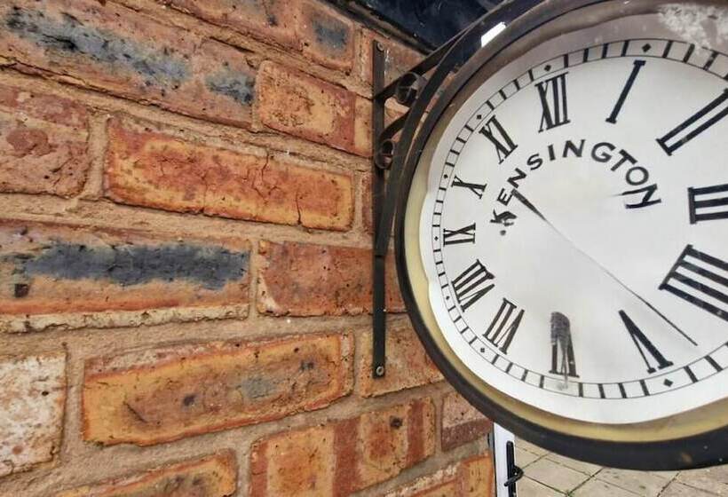 레지던스 Charming 4 Bed House In Wednesbury