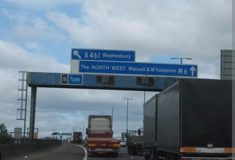 Residenssi Charming 4 Bed House In Wednesbury