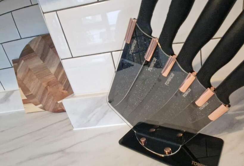 레지던스 Charming 4 Bed House In Wednesbury