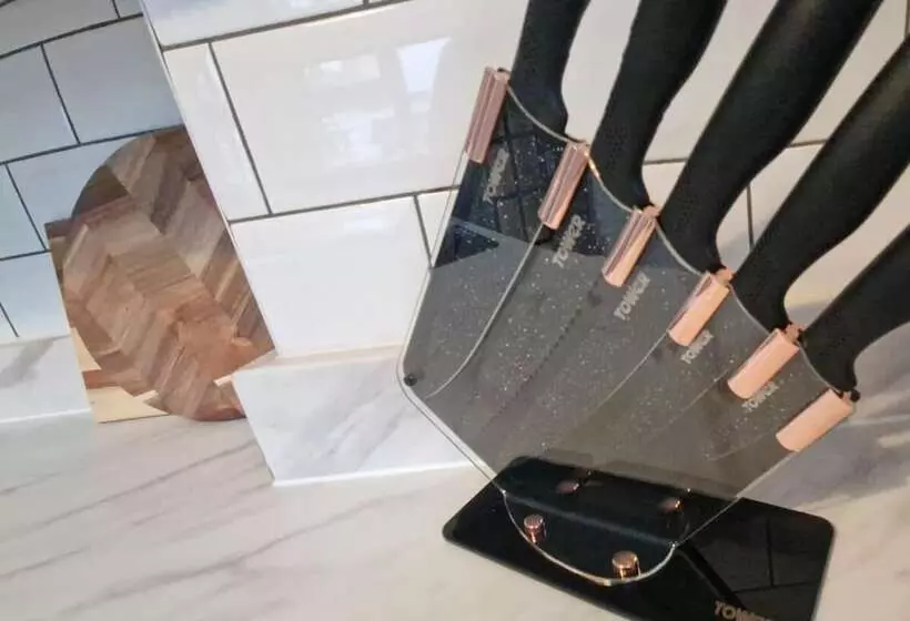 Residenssi Charming 4 Bed House In Wednesbury