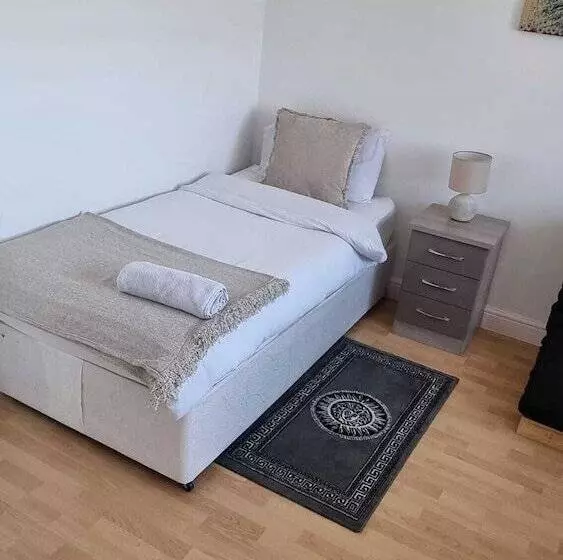 اقامتگاه Spacious Luxurious Serviced Accommodation