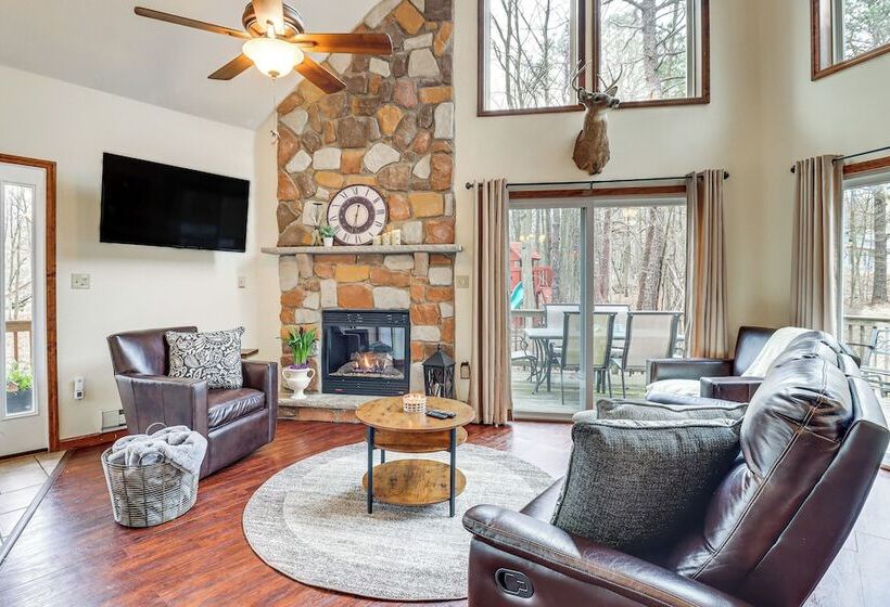 Serene Poconos Cabin W/ Hot Tub & Beach Access!