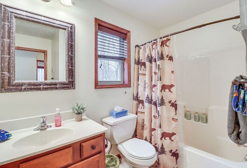 Serene Poconos Cabin W/ Hot Tub & Beach Access!