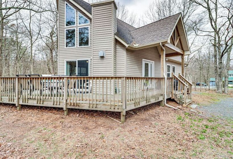 Serene Poconos Cabin W/ Hot Tub & Beach Access!