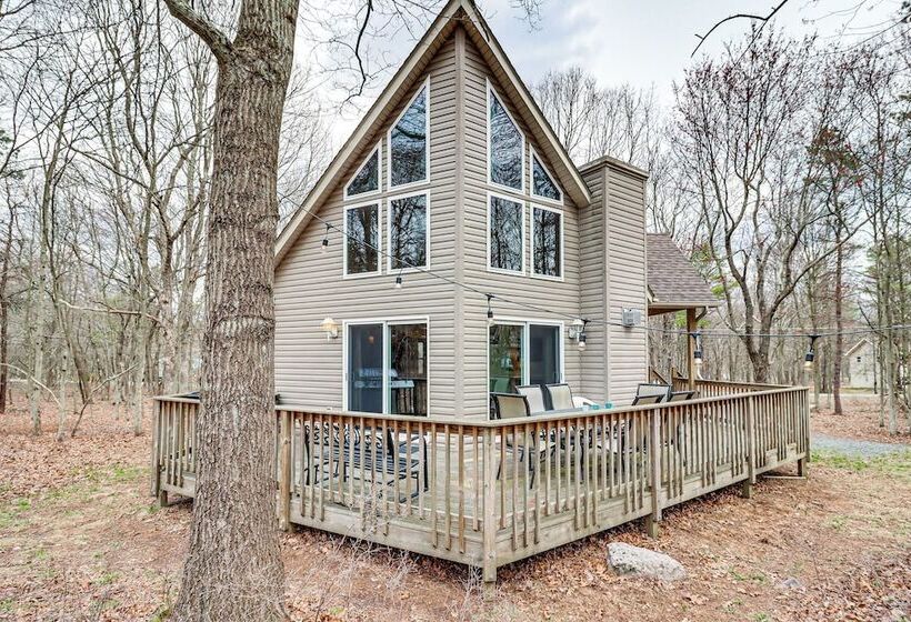 Serene Poconos Cabin W/ Hot Tub & Beach Access!