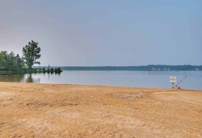 Serene Poconos Cabin W/ Hot Tub & Beach Access!