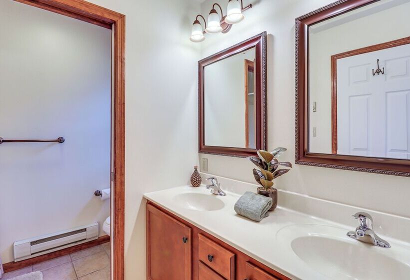 Serene Poconos Cabin W/ Hot Tub & Beach Access!