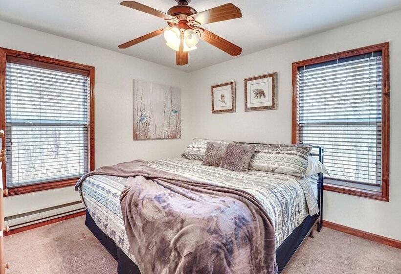 Serene Poconos Cabin W/ Hot Tub & Beach Access!