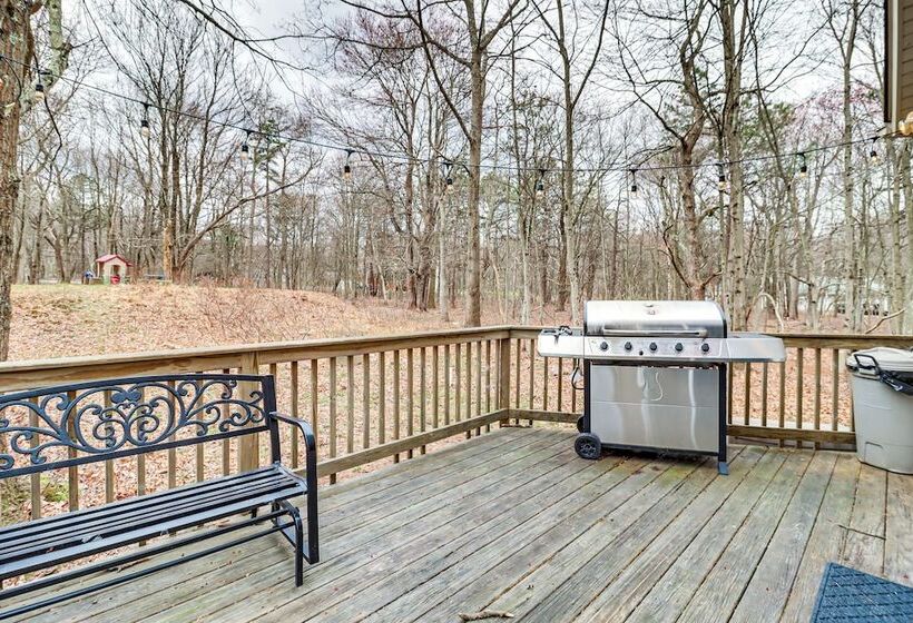 Serene Poconos Cabin W/ Hot Tub & Beach Access!