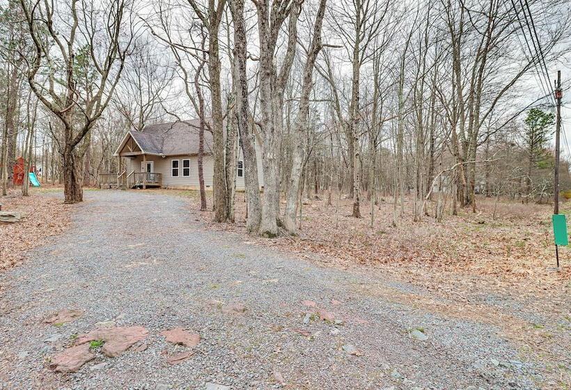 Serene Poconos Cabin W/ Hot Tub & Beach Access!