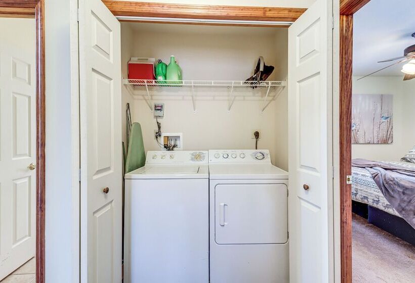 Serene Poconos Cabin W/ Hot Tub & Beach Access!