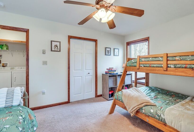 Serene Poconos Cabin W/ Hot Tub & Beach Access!