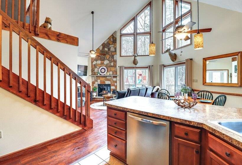 Serene Poconos Cabin W/ Hot Tub & Beach Access!