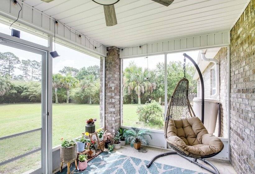 Stylish Navarre House W/ Patio: 4 Mi To Beach!