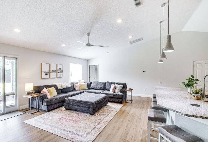 Stylish Navarre House W/ Patio: 4 Mi To Beach!