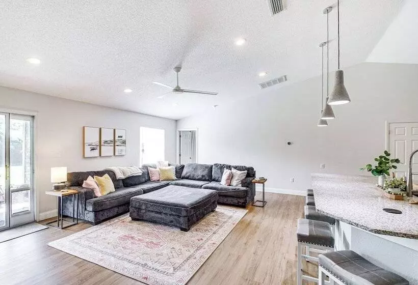 Stylish Navarre House W/ Patio: 4 Mi To Beach!