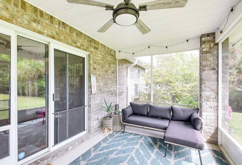 Stylish Navarre House W/ Patio: 4 Mi To Beach!