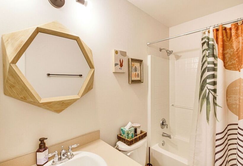 Stylish Navarre House W/ Patio: 4 Mi To Beach!