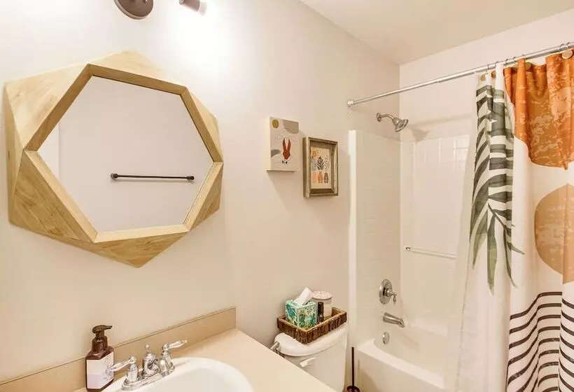 Stylish Navarre House W/ Patio: 4 Mi To Beach!